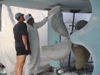 10 John and Sergio inspect sanding of&nbsp;bottom