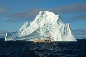 Migration poses in front of an beauty