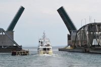 Shear Madness passing through the bridge at Grand Narrows (photo by&nbsp;Brad/Adventure)